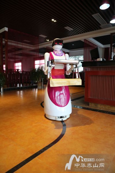 歐铠美女機器人服務員現身泰城餐廳 唱歌、送菜啥都(dōu)行